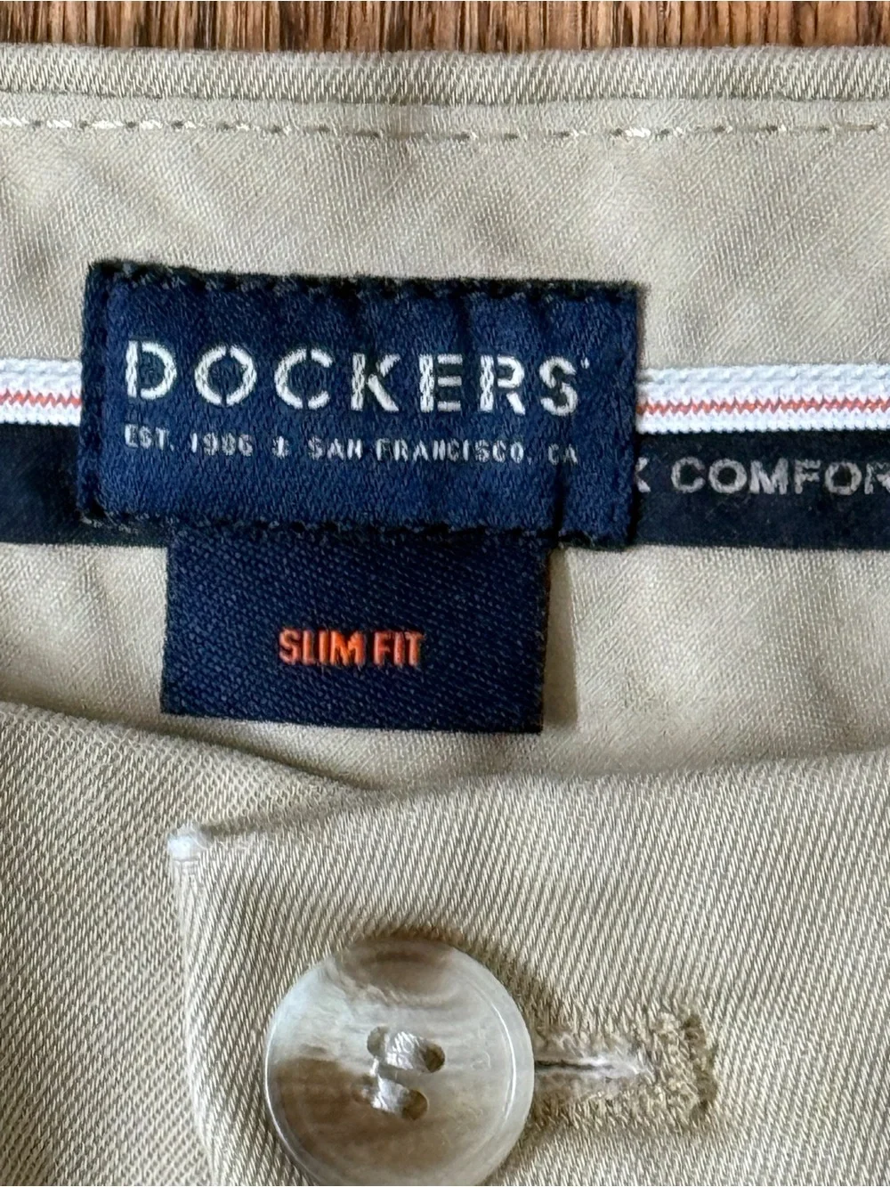 Dockers Men's Straight Chino Pants in Light Khaki 33/32